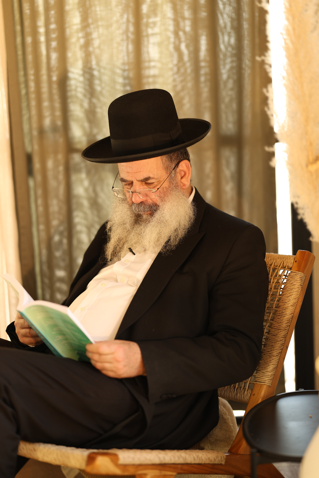 Rabino Moshe Armoni estudiando en su biblioteca